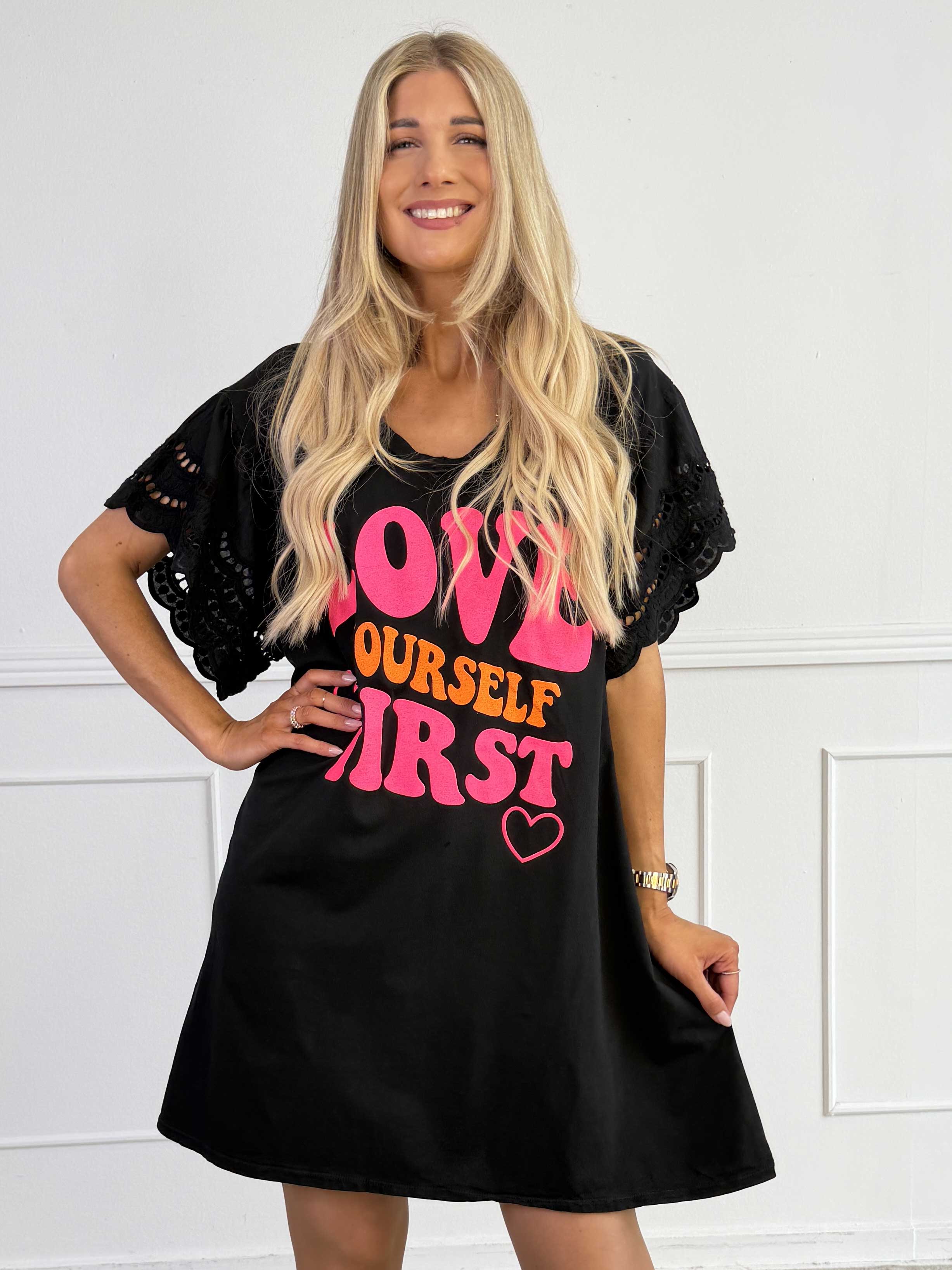 Magnolia Print - Kjole blød bomuld med tekst og fine ærmer i broderet hulmønster